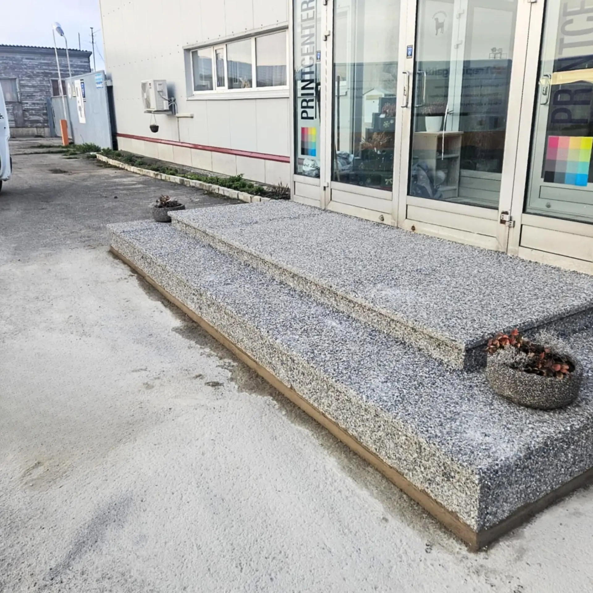 Printcenteri välitrepi renoveerimine pesubetoonplaatidega Maardus