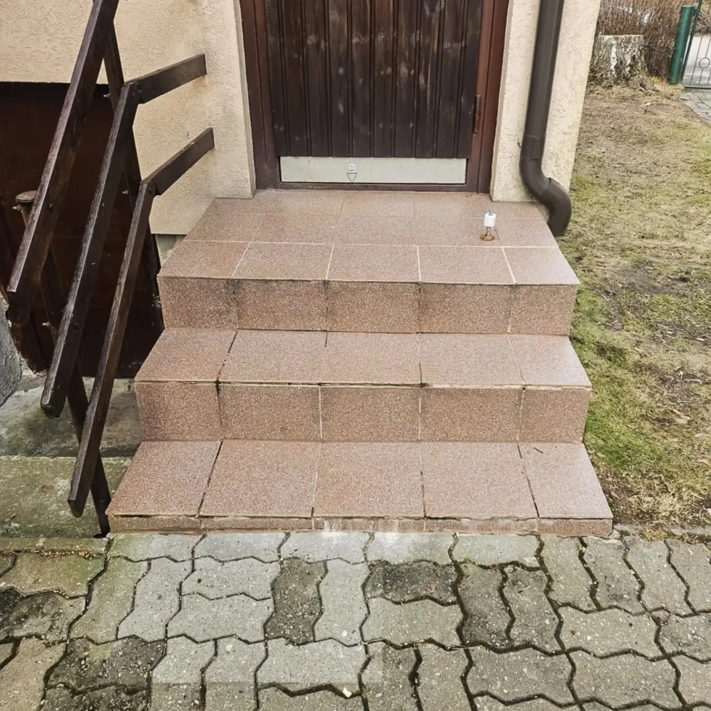 Betoontrepp kaetud lagunenud klinkerplaatidega