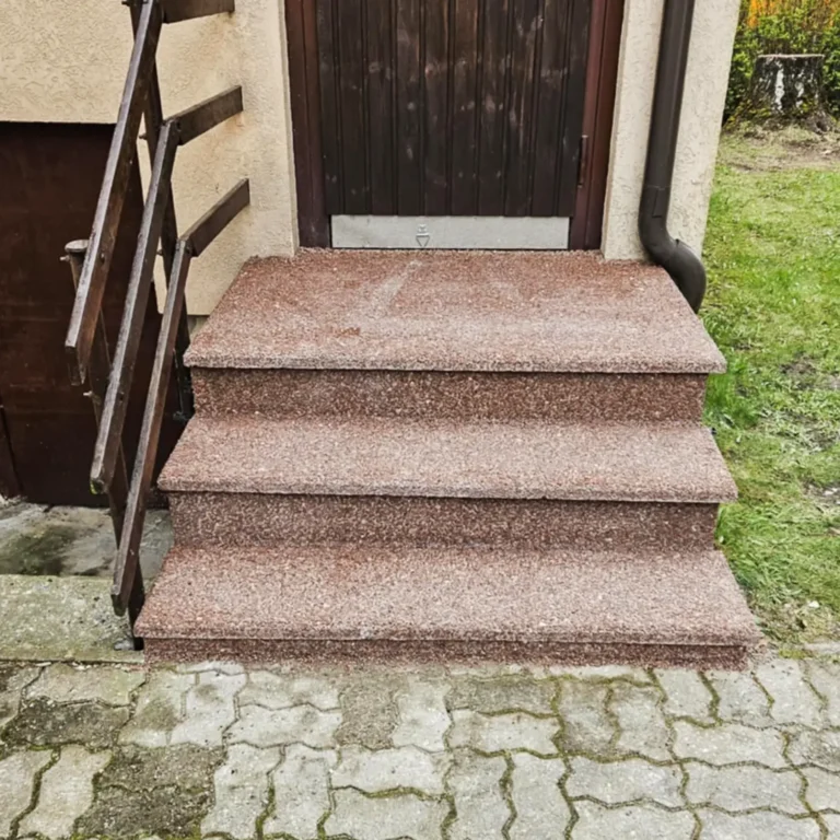 Välistrepp kaetud pruunikate pesubetoonplaatidega pärast renoveerimist