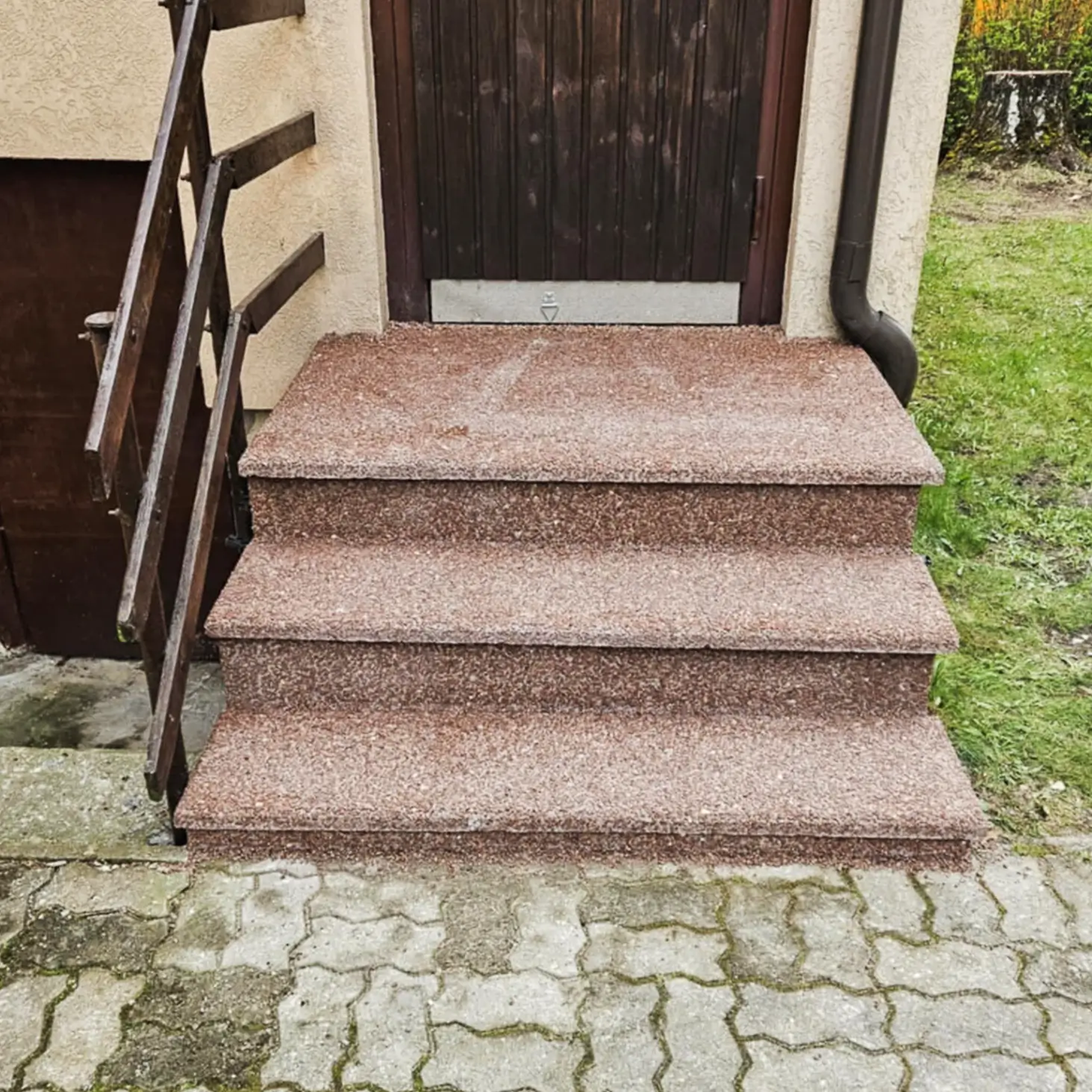 Välistrepp kaetud punakate pesubetoonplaatidega pärast renoveerimist
