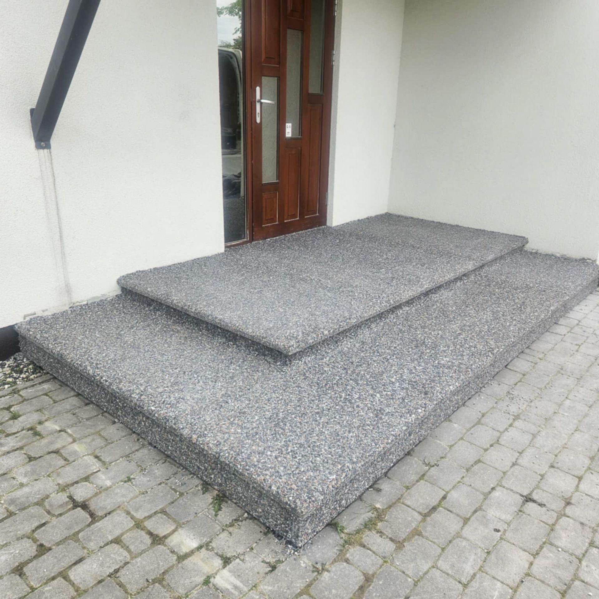 Katkise klinkerplaadi eemaldamine ja pesubetooni plaatide paigaldus betoonist välistrepile Peetris Harjumaal.