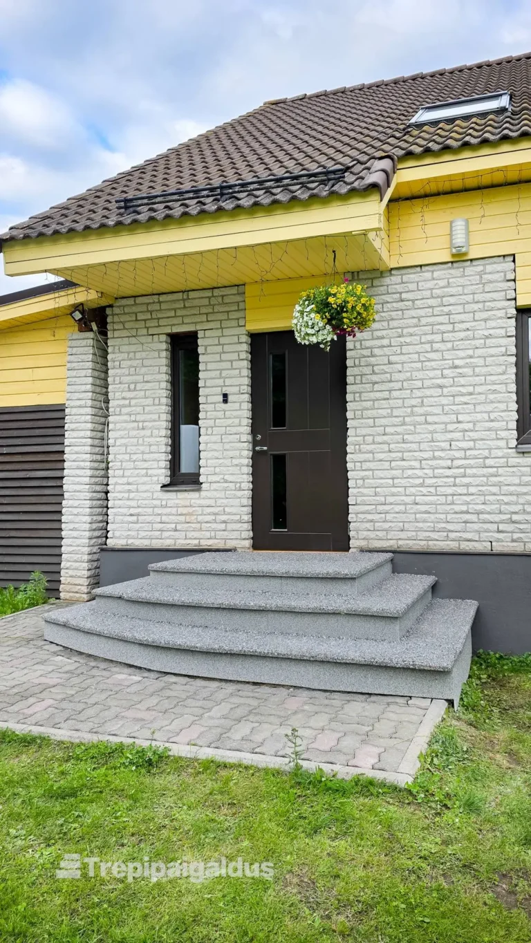 Välistrepi katmine hallide pesubetoonplaatidega eramul Tartumaal