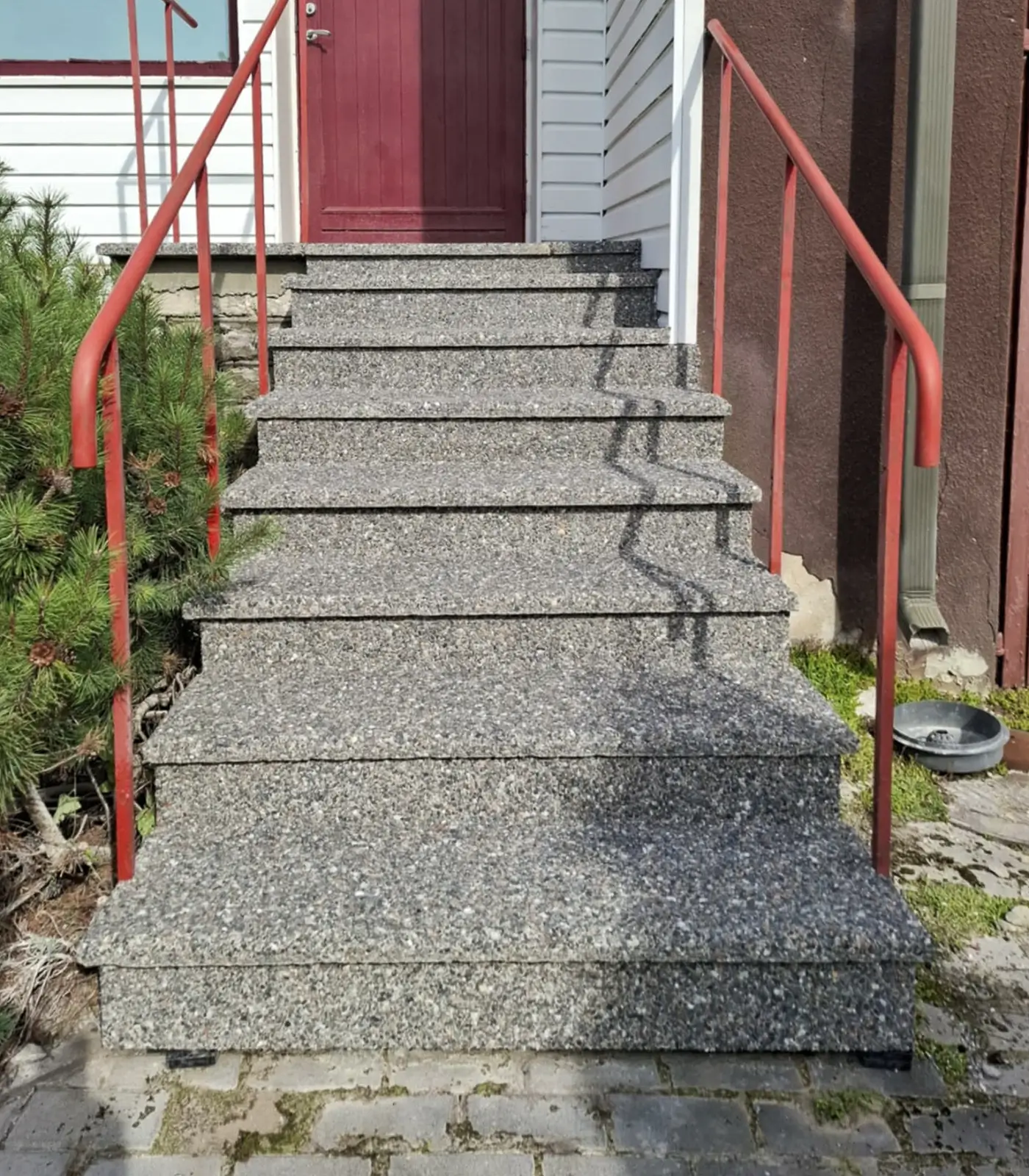 Vanema eramaja esitrepp vajas renoveerimist ja on nüüd pesubetoonplaatidega kaetud.