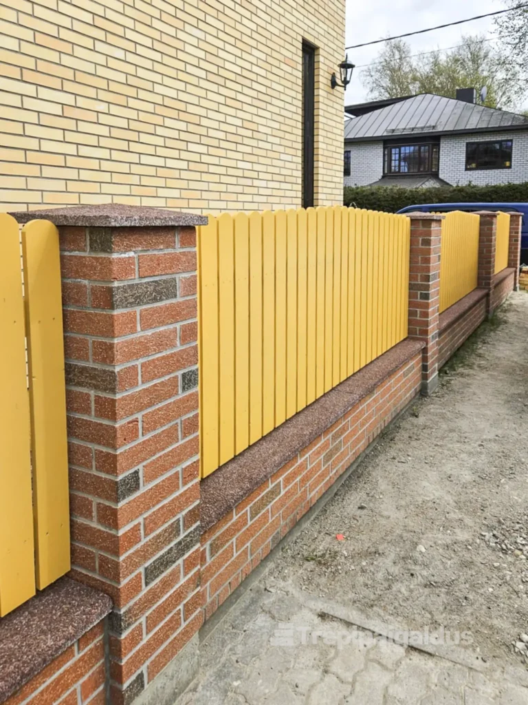 Aiamüürile on paigaldatud pesubetoonist katteplaat.