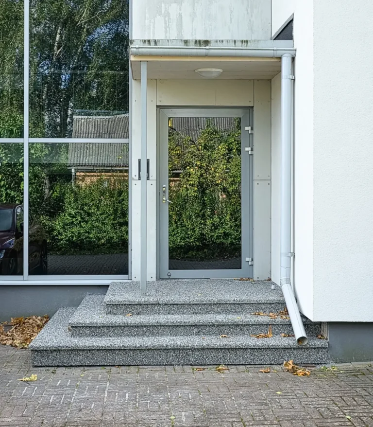 Kortermaja välistrepp Tartus on renoveeritud hallide pesubetoonplaatidega