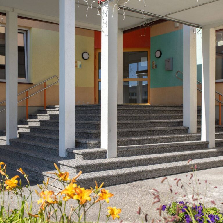 Lasteaia uus trepp pärast renoveerimist Tallinnas pesubetooniga.