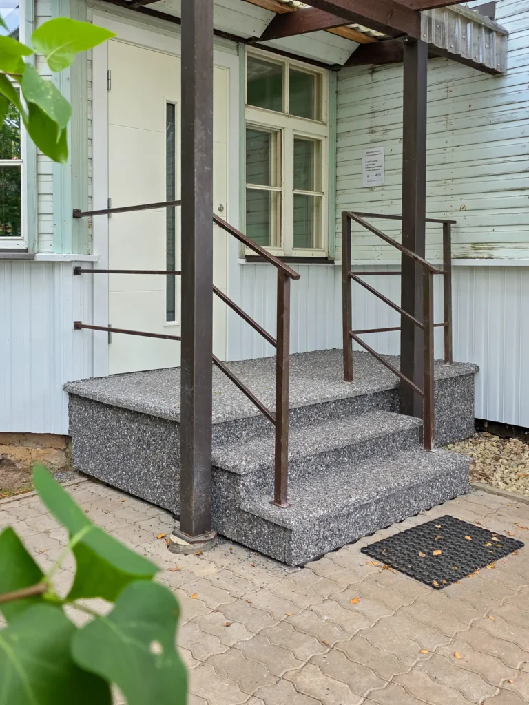 Pesubetoonist plaatidega välistrepp Mõisaküla lasteaias Viljandimaal.