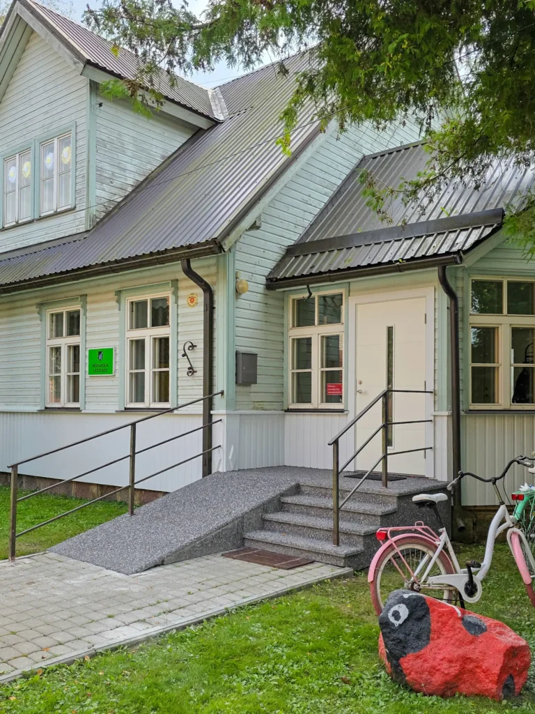 Viljandimaal Mõisaküla lasteaia välistrepi ja kaldtee renoveerimine pesubetoonplaatidega.