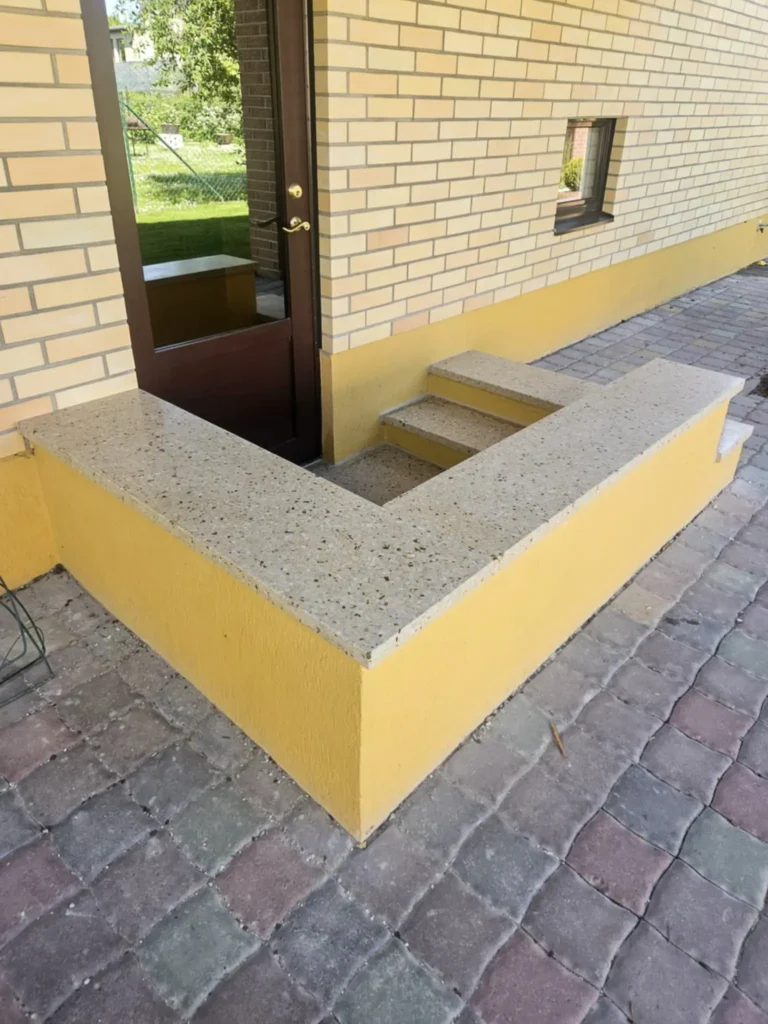 Trepimüürid on kaetud kollaka tooniga lihvitud betoonplaadiga