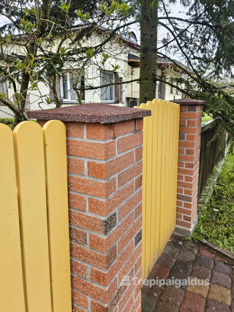 Punastest tellistest aiapostidele on paigaldatud punakaspruuni tooniga pesubetoonist katted