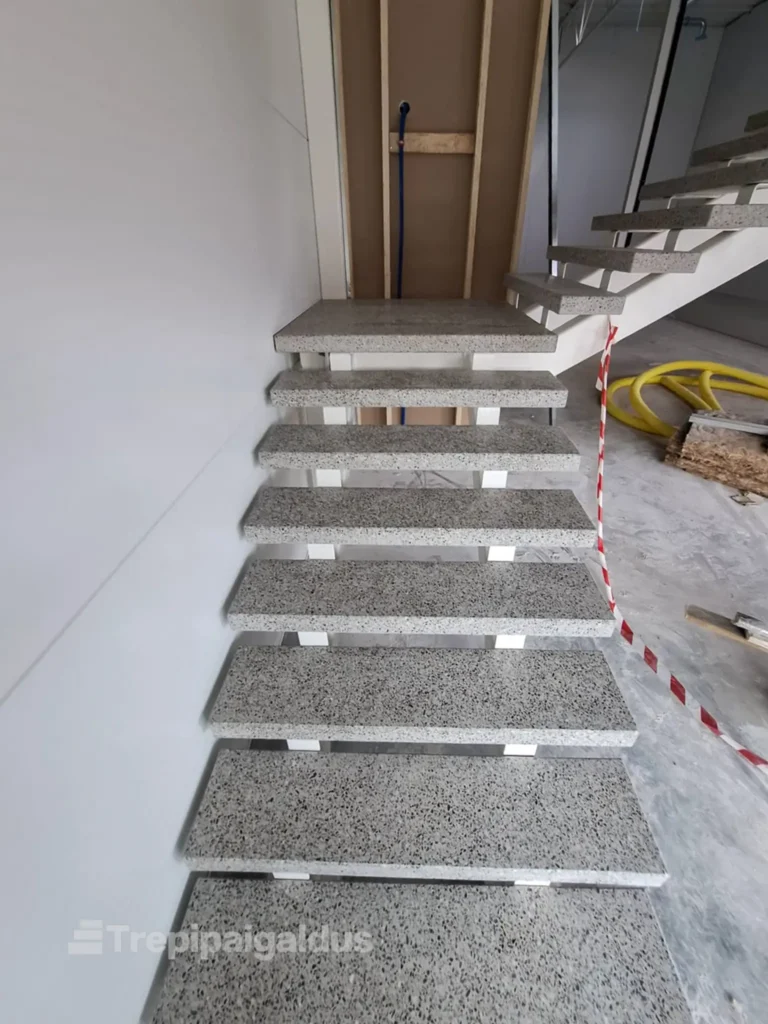 Sisetrepi terratso astmeplaatide paigaldus.