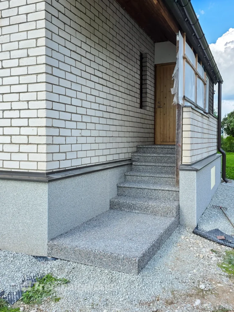 Välistrepi renoveerimine pesubetoonplaatidega elumaja sissepääsul