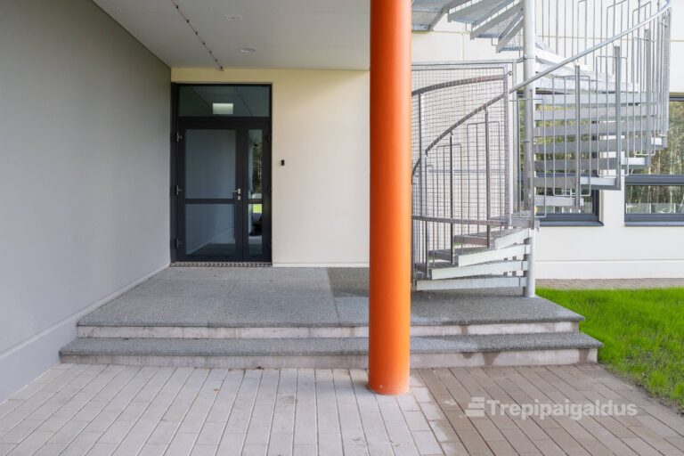 Pesubetoonist plaatidega kaetud trepiastmed ja sissepääs metallist keerdtrepiga.