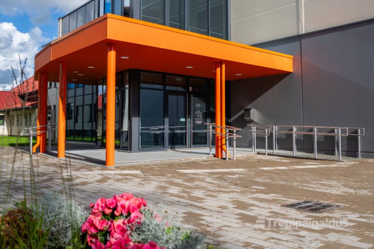 Ääsmäe Põhikooli juurdeehituse sissepääs pesubetoonist astmetega.