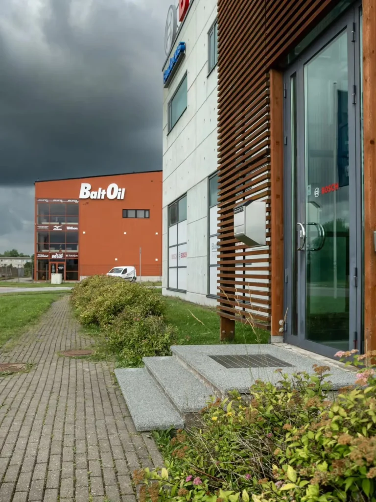 Välistrepi katmine pesubetoonplaatidega kontorihoone kolmel sissepääsul.