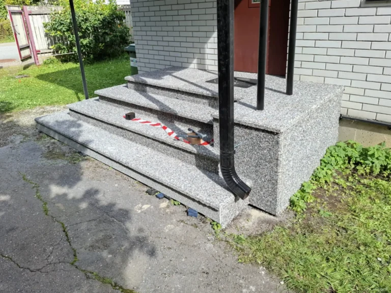 Eramaja välistrepi remont hallide pesubetoonplaatidega.