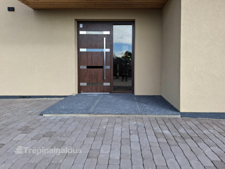 Eramaja kivitrepp on kaetud musta tooni pesubetoonplaatidega
