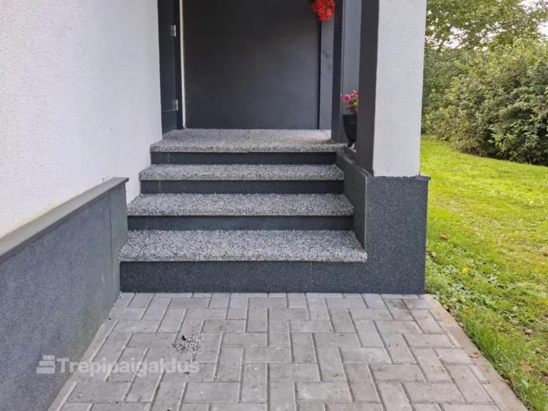 Heleda fassaadiga eramaja Tartus - välistrepile on paigaldatud hallid pesubetoonplaadid