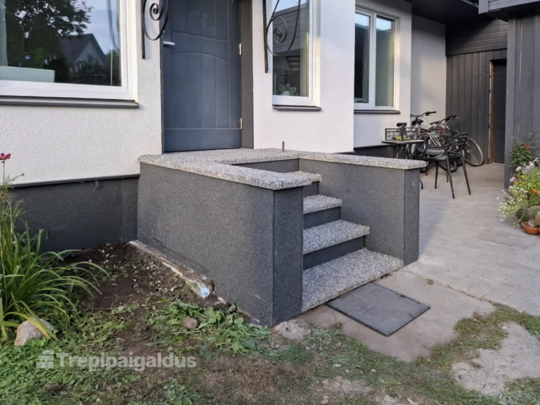 Välistrepp Tartus on uuendatud hallide pesubetoonplaatide ja musta Tempsi plaadiga