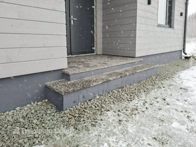 Eramu uuele betoontrepile on paigaldatud hallid pesubetoonplaadid.