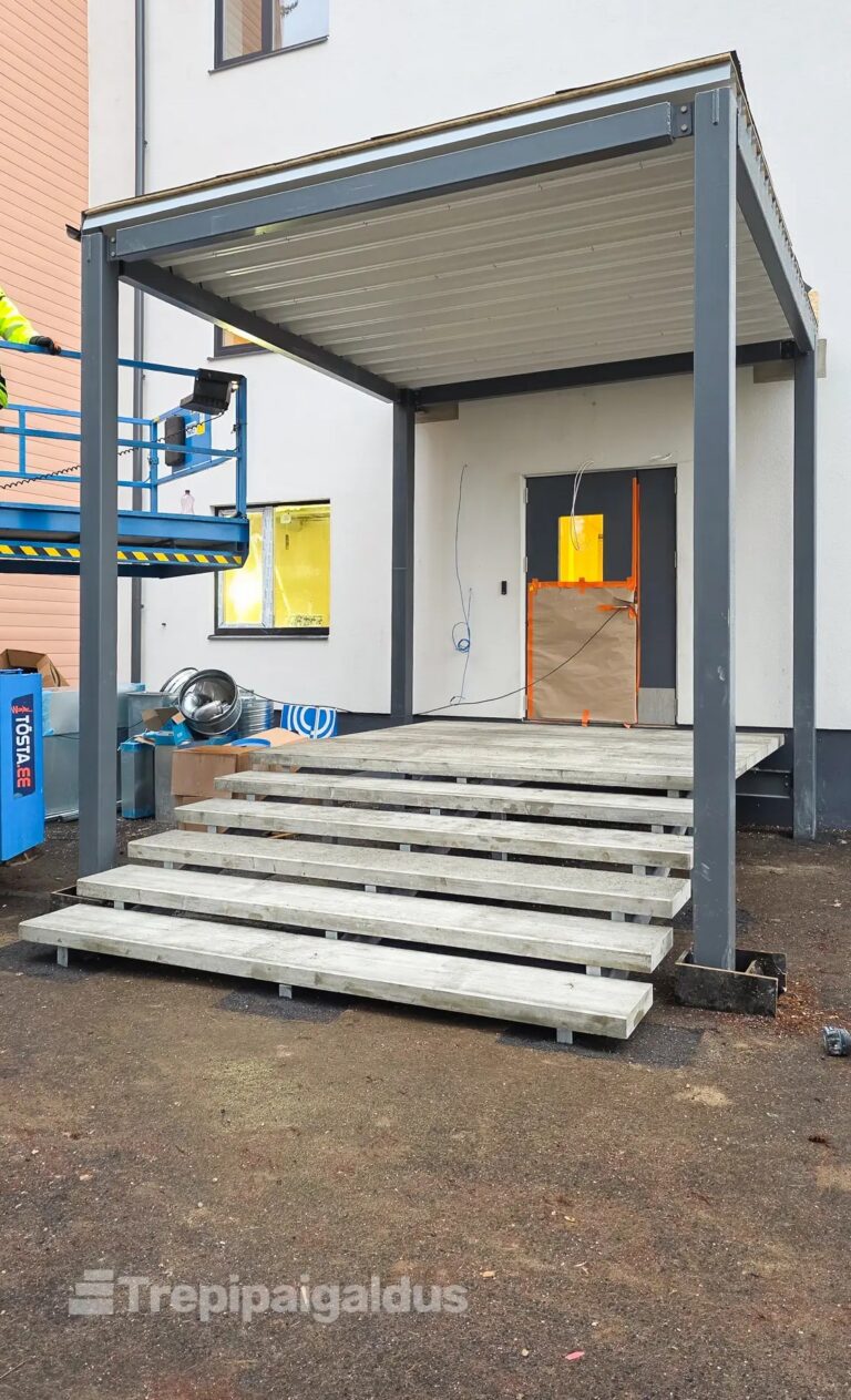 Välistrepp metalltaladel on kaetud hallide harjatud betoonist plaatidega.