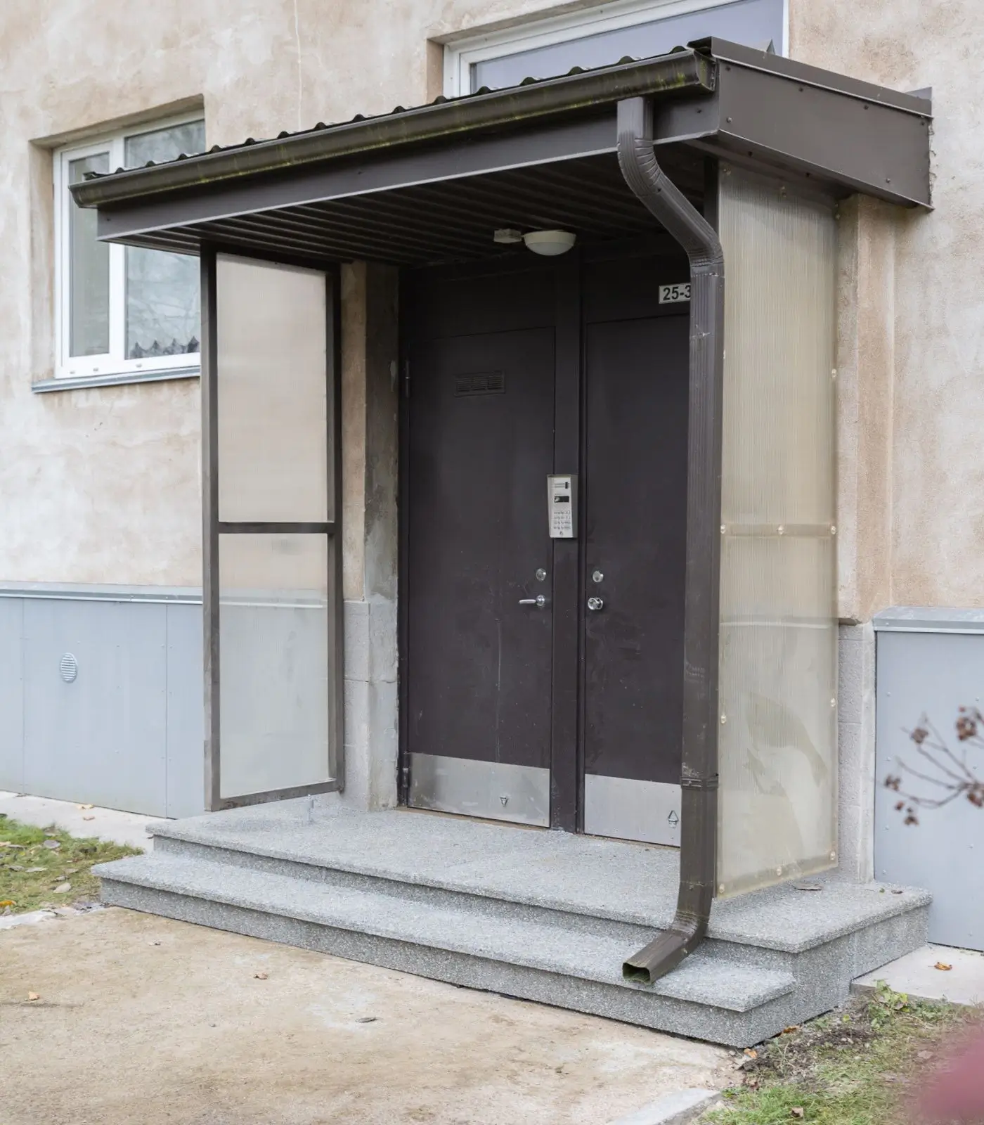 Kortermaja üks kolmest välistrepist on revoveeeritud hallide pesubetoonplaatidega.