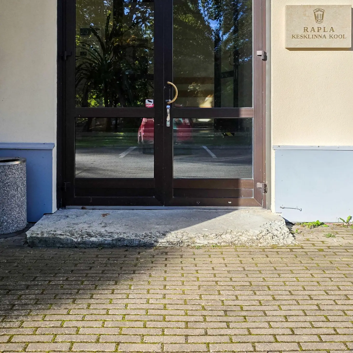 Rapla Keskkooli betoonist välistrepp on murenenud