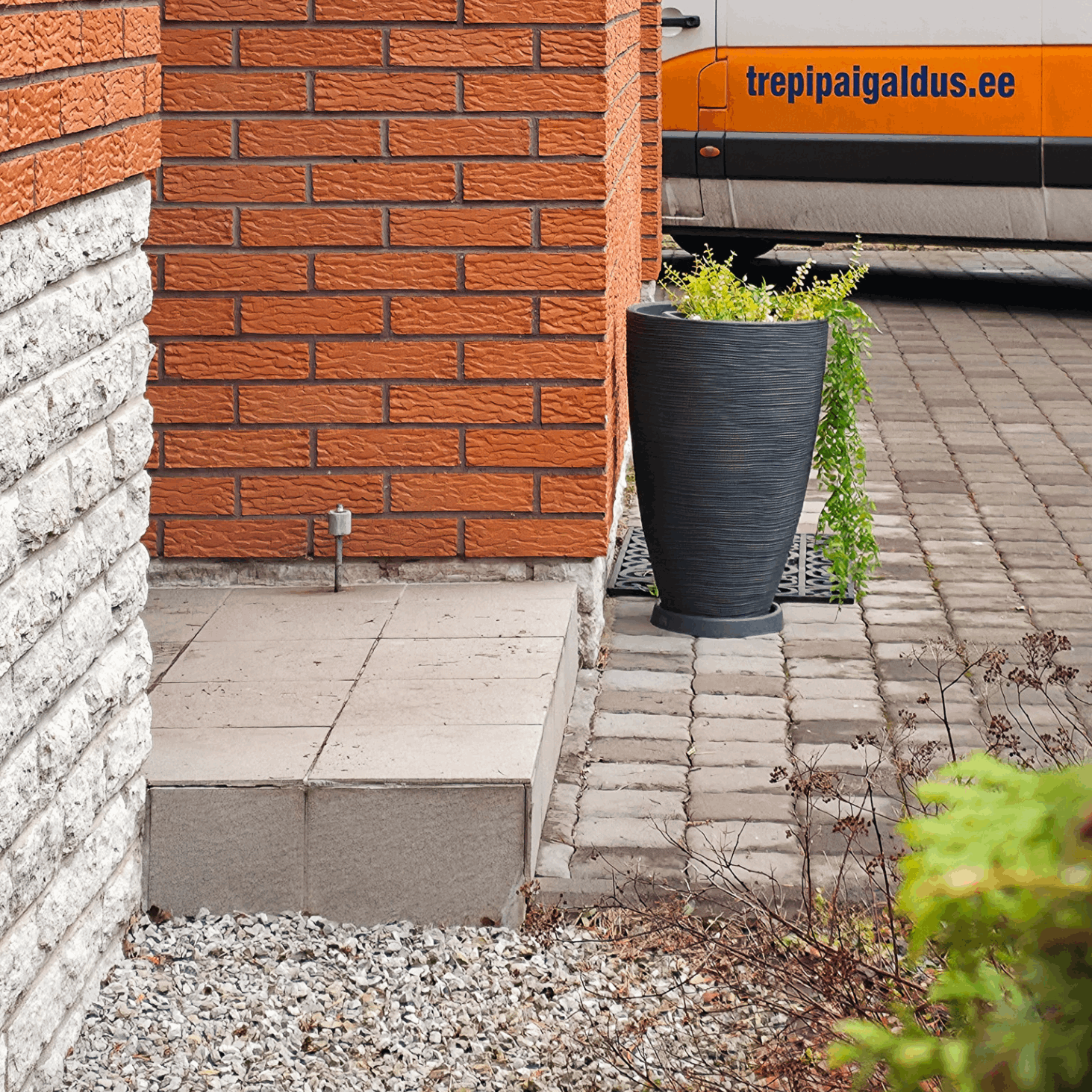 Katkiste klinkerplaatidega välistrepp enne renoveerimist eramaja sissepääsu juures