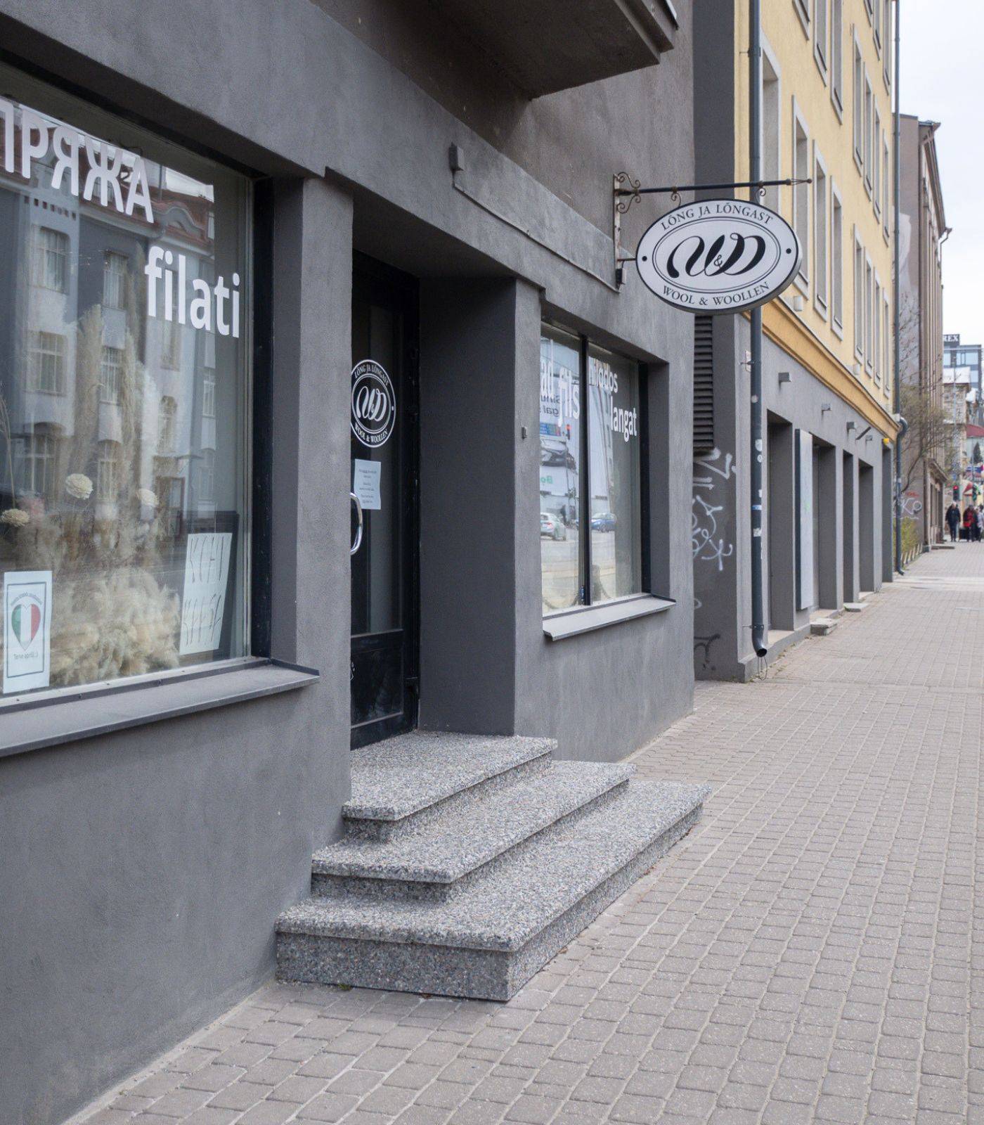 Pesubetoonplaatidega renoveeritud äripinna välistrepp Tallinnas