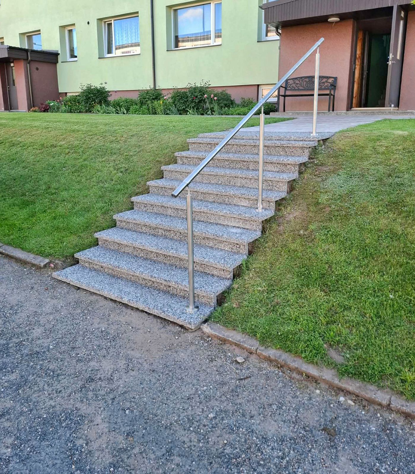 Kortermaja üks kolmest trepist, mille renoveerisime Abja-Paluojal. Trepi katteks on hall pesubetoon