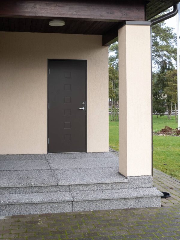 Pesubetoonplaatidega kaetud lai välistrepp ja mademeosa, modernse eramaja hooldusvaba ja vastupidav trepilahendus.