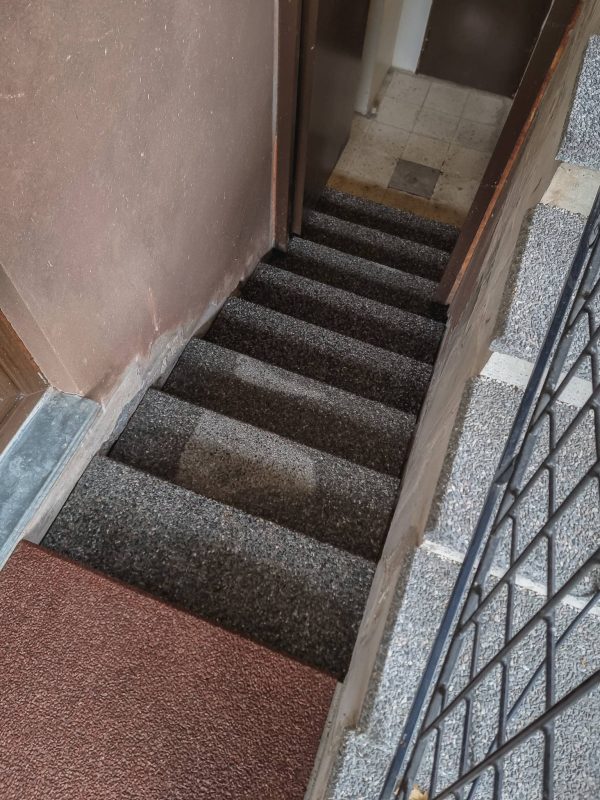 Keldri trepi katmine pesubetoonplaatidega