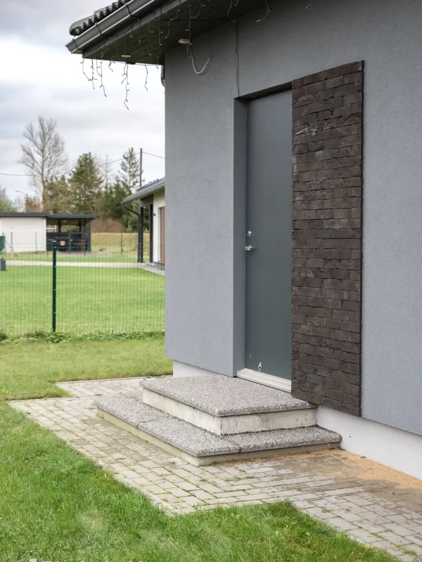 Välitrepi katmine halli pesubetoonplaadiga eramaja juures