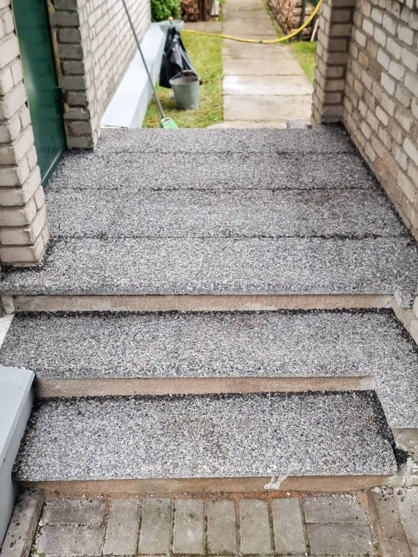 Trepi katmine erikujuliste pesubetoonplaatidega Narvas